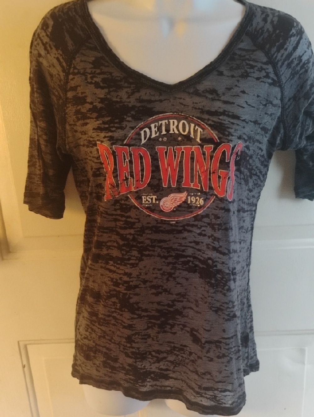 Mi Women's Gray Burnout V-Neck Detroit Red Wings Tee (Sheer )